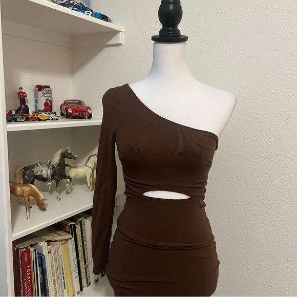 Princess Polly‎ Chocolate One-Shoulder Dress - Picture 2 of 9